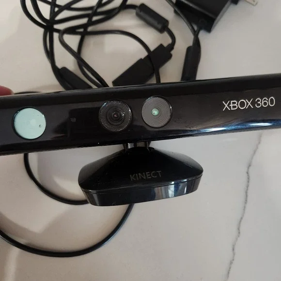 Microsoft Xbox 360 Kinect Sensor and Controller Bundle - Picture 4 of 9